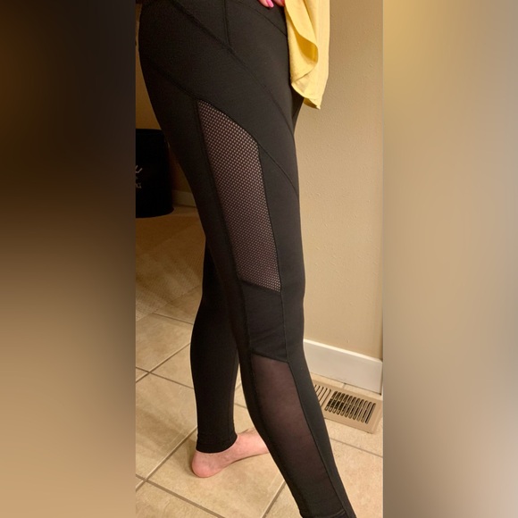 NWT ZELLA HIGH COMPRESSION YOGA PANTS💕THESE FIT LIKE A GLOVE & HUG THE BODY.💕 - Picture 4 of 9